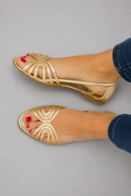 Leonor | Sandalias Doradas Luz de Verano