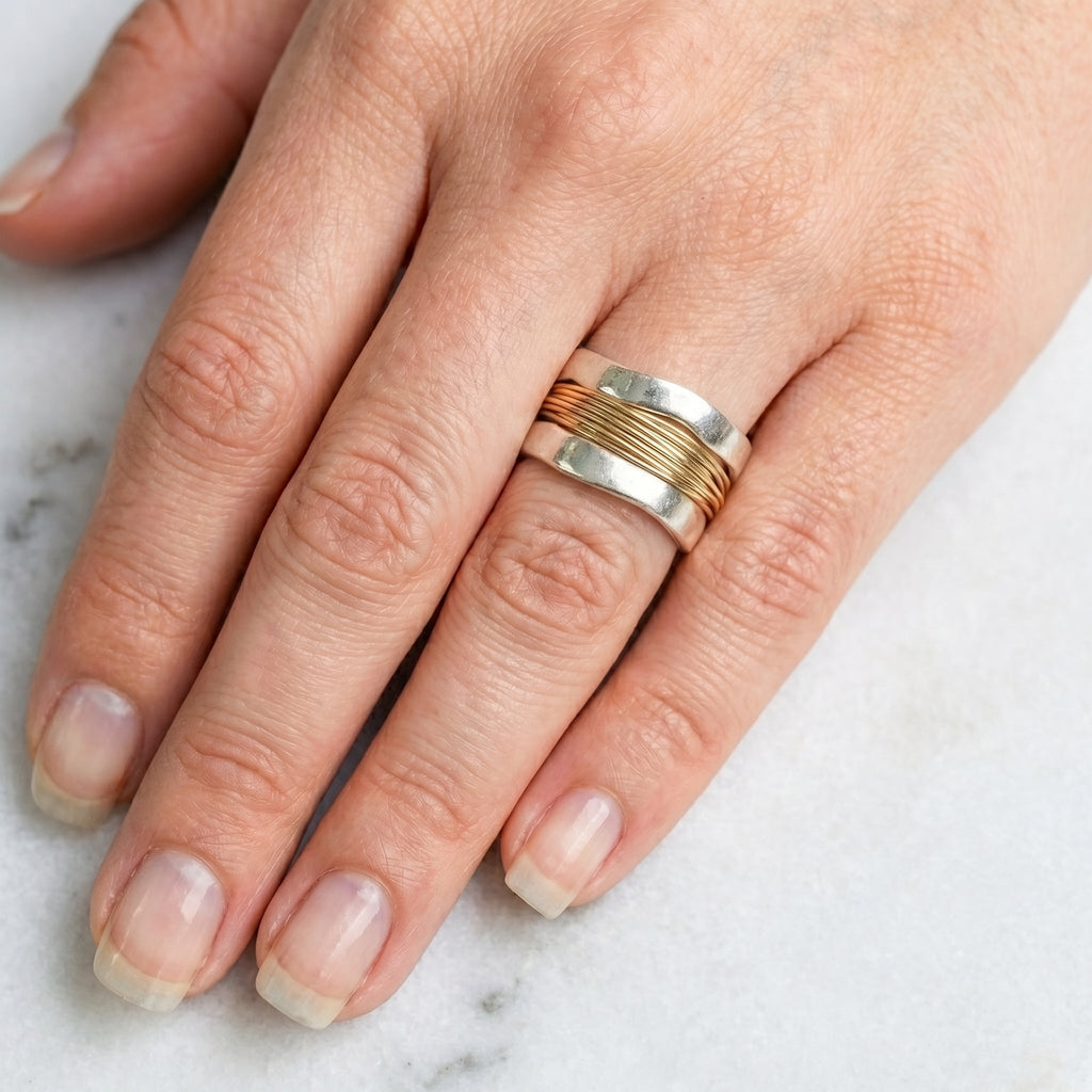 Anillo plateado con hilo dorado