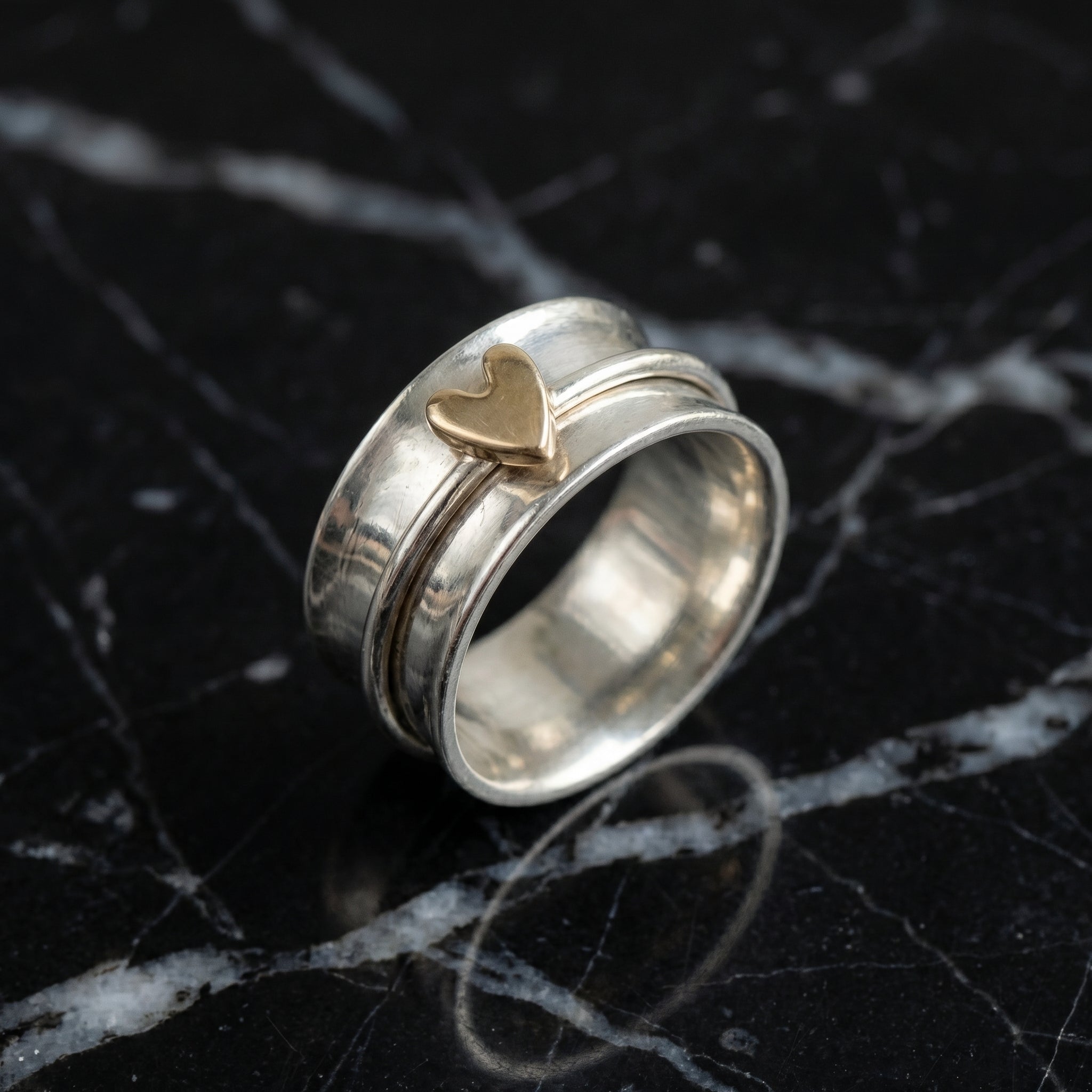Elisa - Anillo plateado con corazón dorado