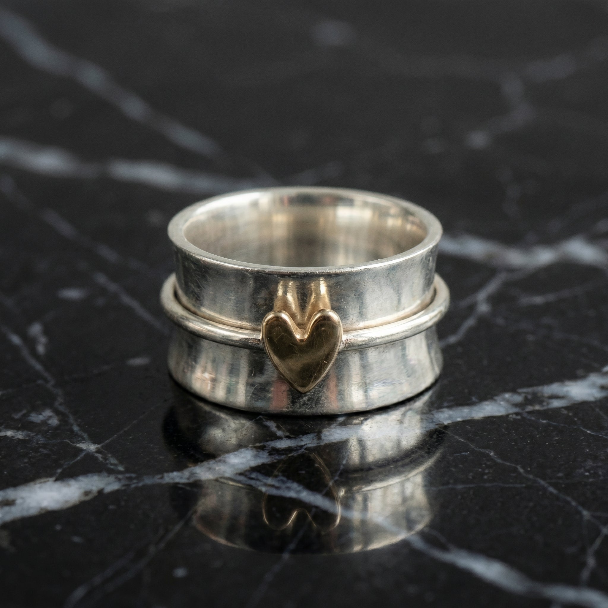 Elisa - Anillo plateado con corazón dorado