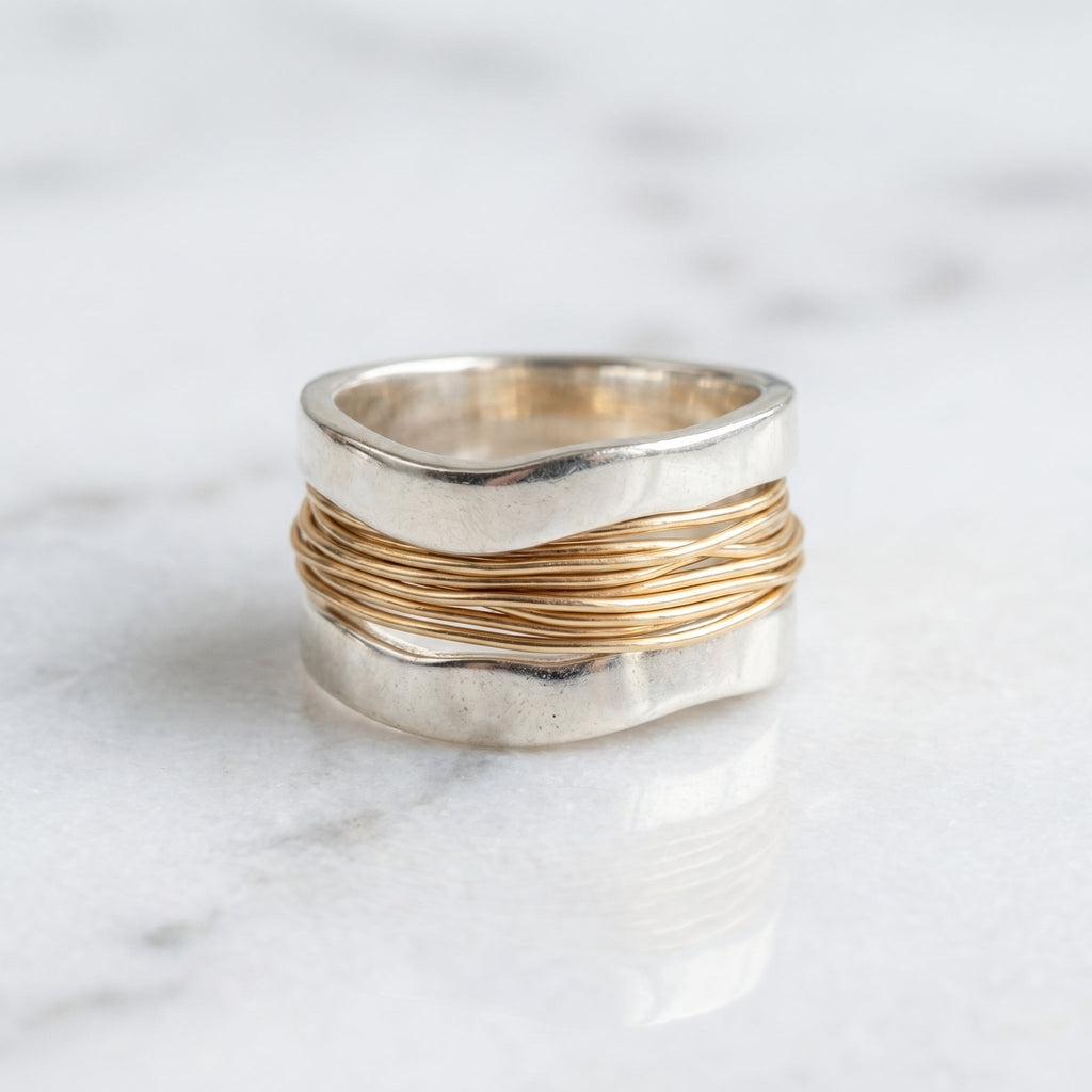 Anillo plateado con hilo dorado