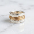Anillo plateado con hilo dorado
