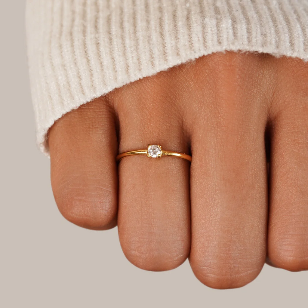 Anillos de oro con piedras de nacimiento