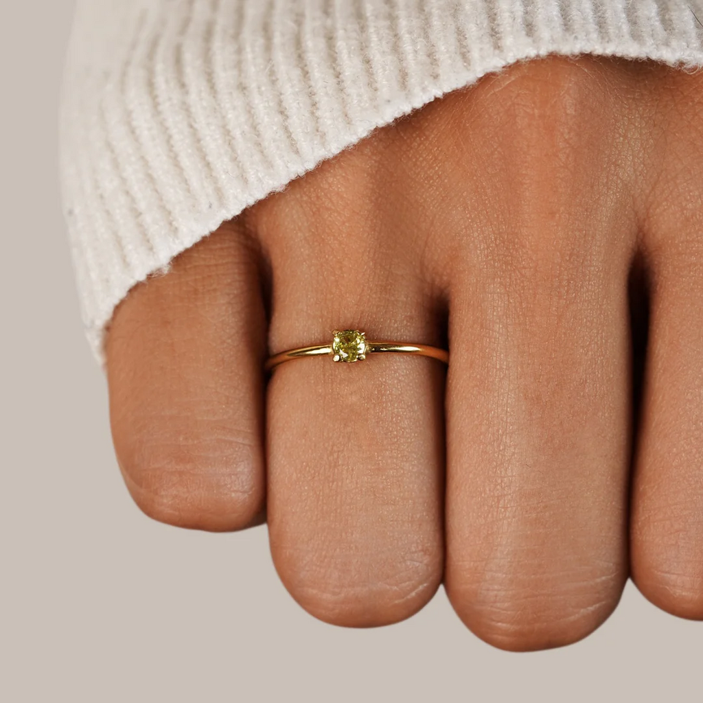 Anillos de oro con piedras de nacimiento