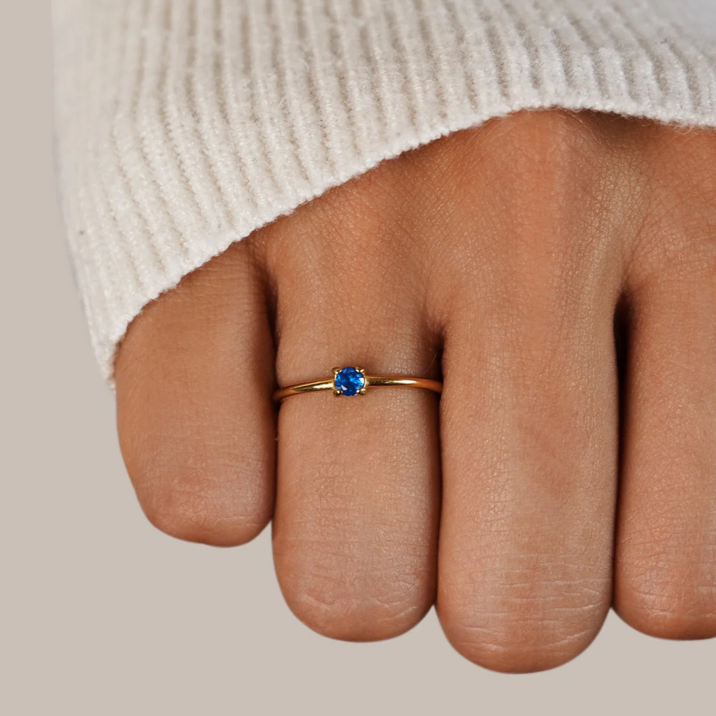 Anillos de oro con piedras de nacimiento