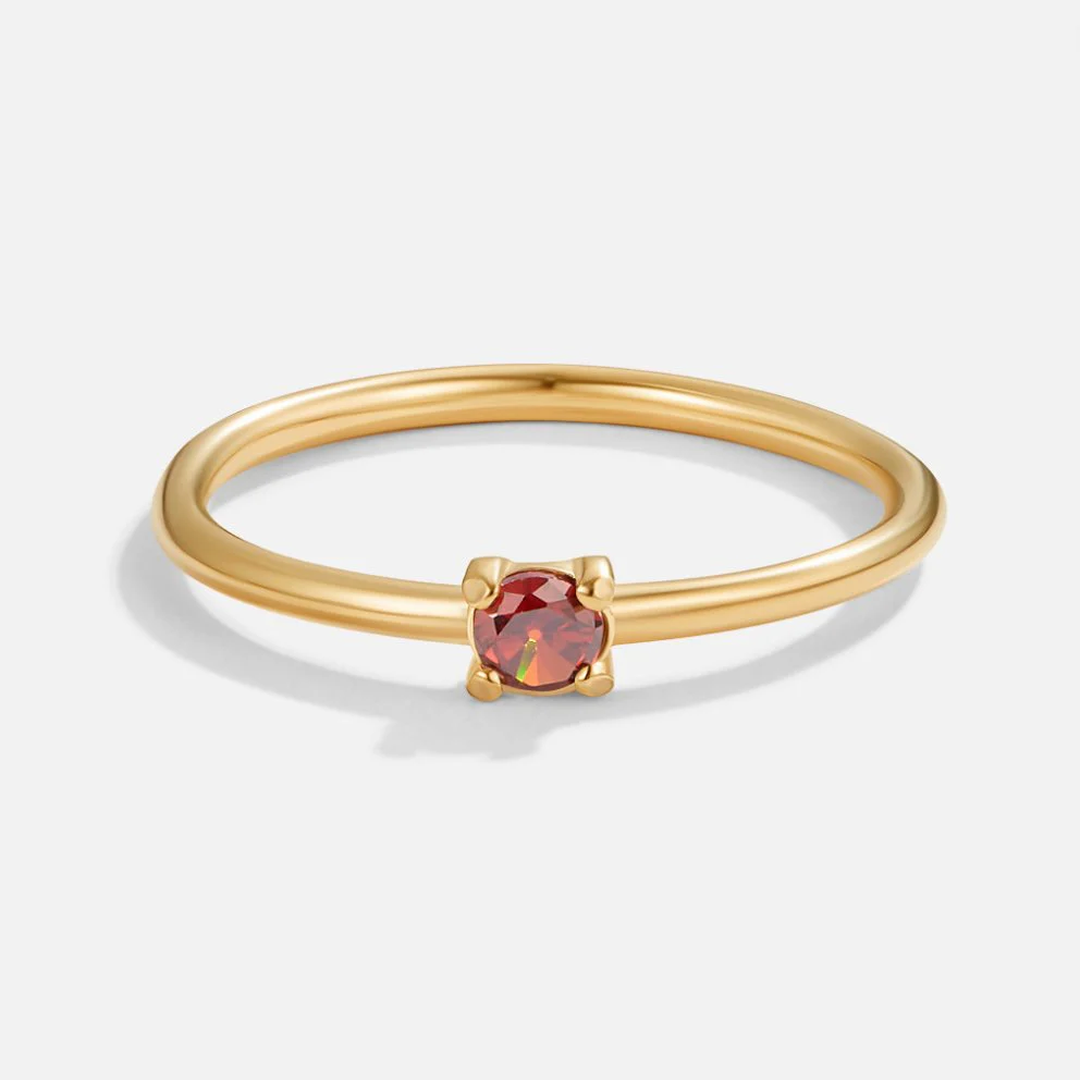 Anillos de oro con piedras de nacimiento