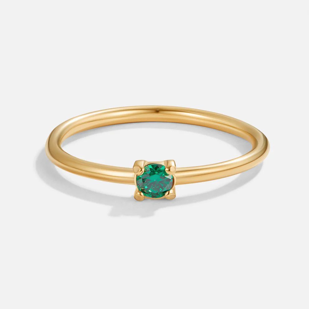 Anillos de oro con piedras de nacimiento