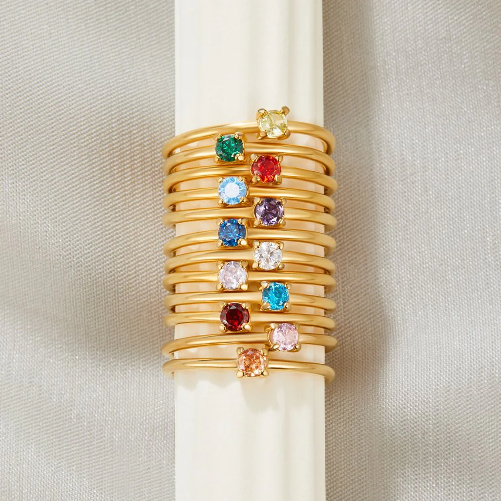 Anillos de oro con piedras de nacimiento