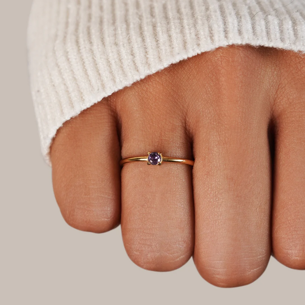 Anillos de oro con piedras de nacimiento